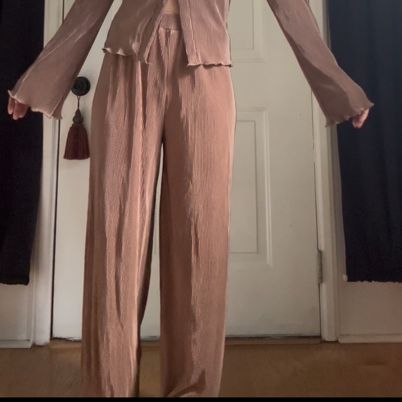 Brown Pleated Lounge Set - Picture 3 of 11